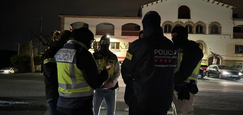 Más de 700 policías participan en el mayor operativo contra el tráfico de drogas en Barcelona