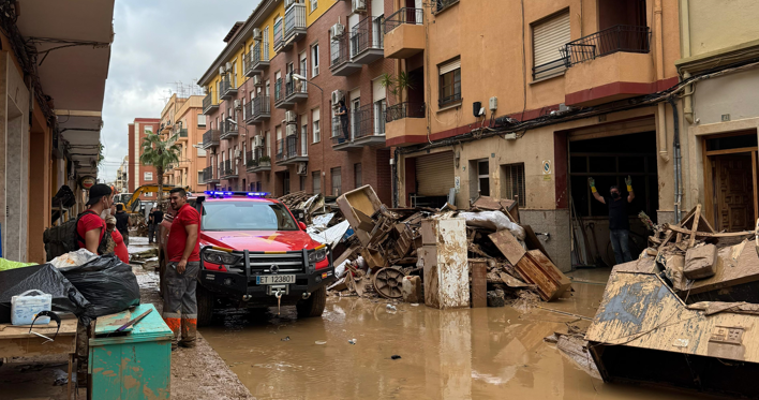 La realidad tras la tragedia: voluntarios en la lucha por la recuperación tras el desastre en Paiporta