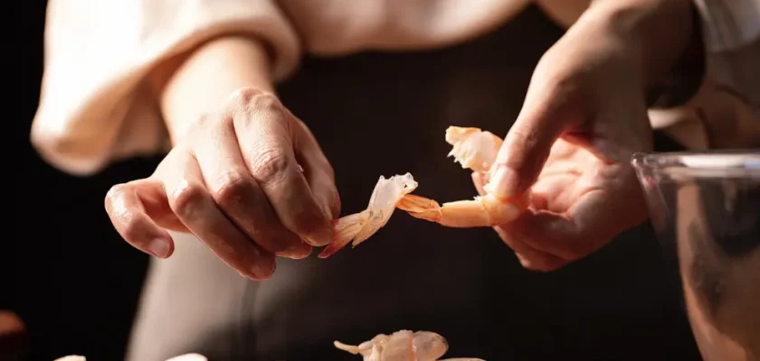 El arte de comer gambas sin ensuciarte: trucos infalibles y un toque de humor