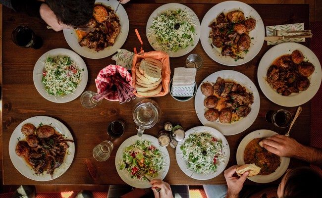 ¿Por qué España cena tan tarde? La sorprendente ciencia detrás de nuestros horarios