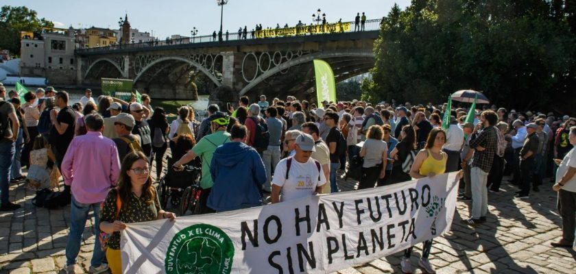 El decrecimiento como solución sostenible: reflexiones de Serge Latouche y Antonio Turiel