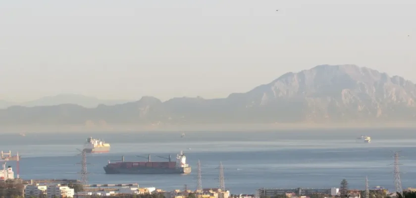 Colisión en el Estrecho de Gibraltar: ¿Cómo un derrame de parafina podría afectar nuestro mar?