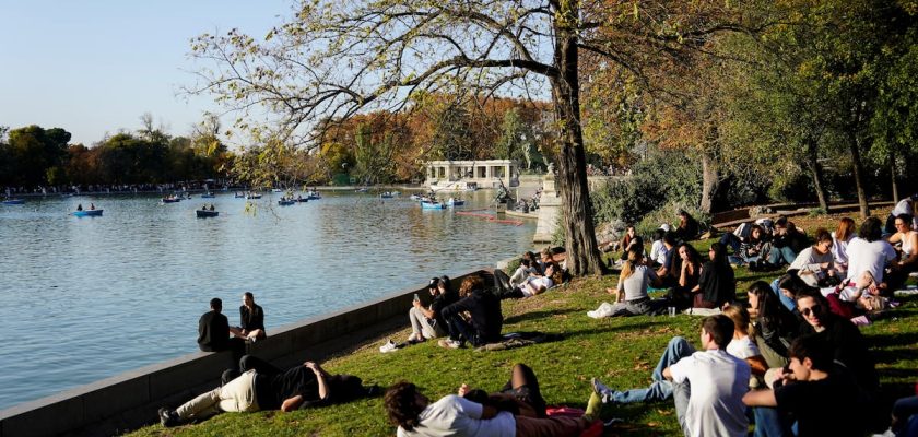 El impacto de las limitaciones económicas en la socialización juvenil: una mirada profunda