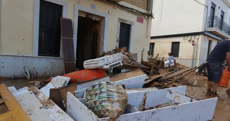 La devastadora inundación en Paiporta: relatos de resistencia y tragedia