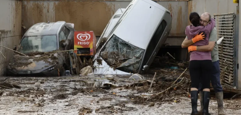 Tragedia y esperanza tras las inundaciones en Paiporta: la lucha de la comunidad valenciana