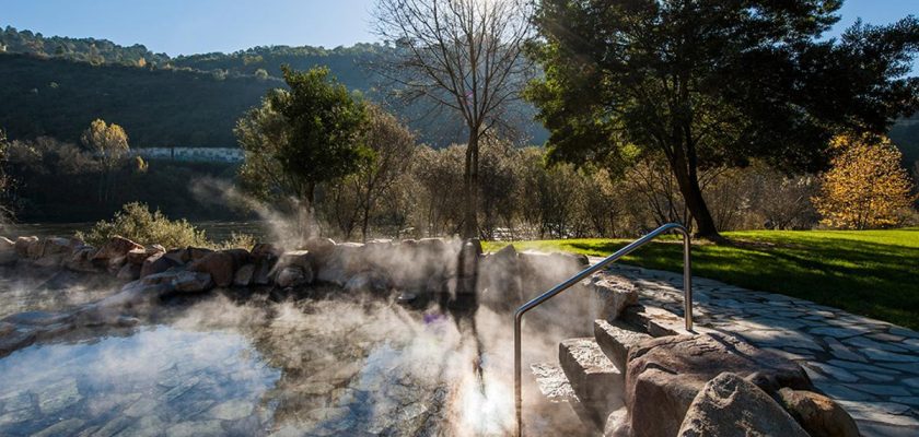 Descubre los mejores destinos de aguas termales en España: del relax a la historia