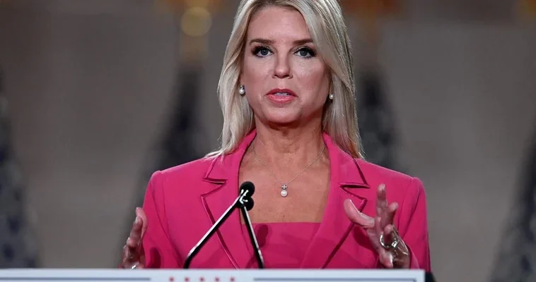 Donald Trump designa a pam bondi como nueva fiscal general: implicaciones y controversias