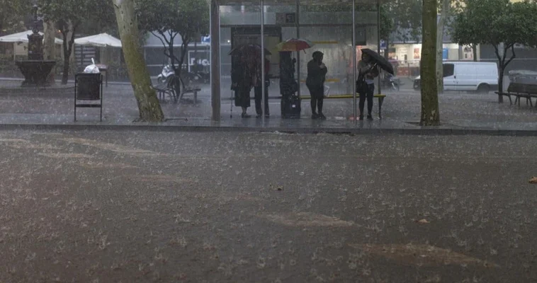 Cataluña enfrenta severas lluvias: restricciones de movilidad y suspensión de clases en nueve comarcas