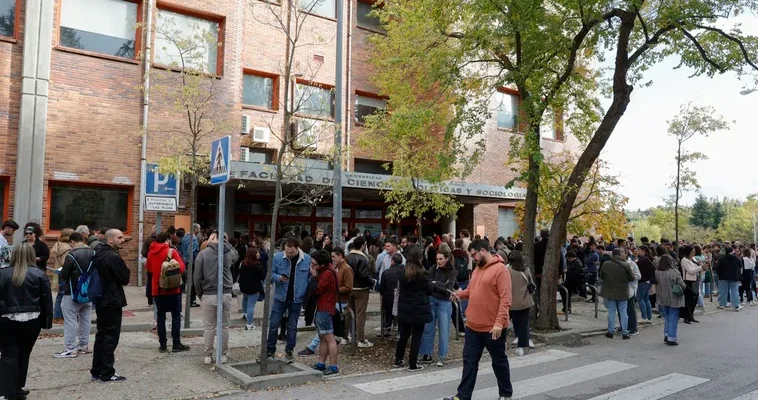 La búsqueda de la estabilidad laboral en tiempos inciertos: el fenómeno de las oposiciones en España