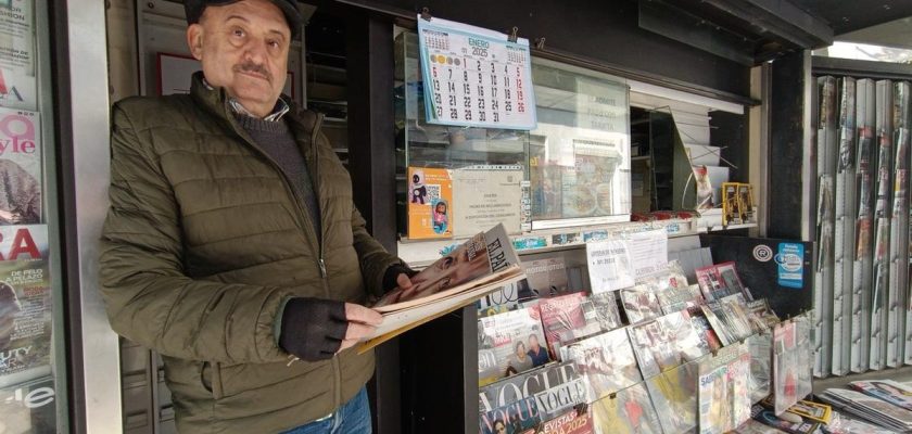 El fin de una era: el último quiosco de prensa en Lavapiés y la lucha de sus hermanos