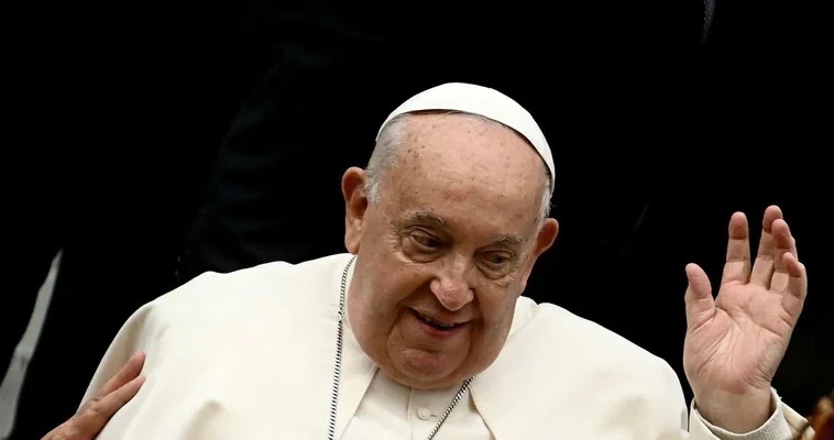 Papa Francisco llega a Ajaccio: la histórica visita que desafía la política y fomenta la espiritualidad