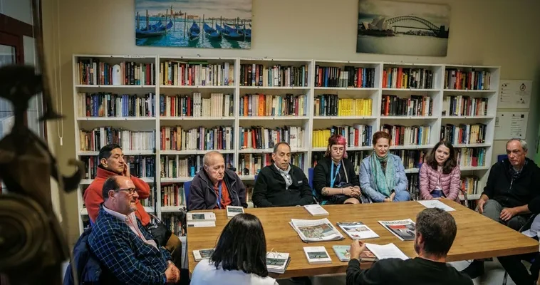 La magia de la literatura y la esperanza en los rincones más oscuros: historias desde un refugio en Madrid