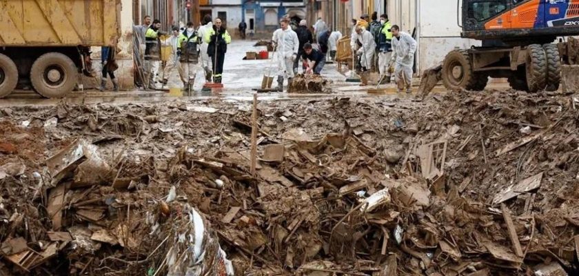 Urgente trabajo de limpieza y rescate en Valencia tras la DANA: ¿cuál es el futuro de las comunidades afectadas?