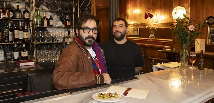 La magia de los bares tradicionales: el éxito de Sergio Ochoa y Julián Lara en el corazón de Malasaña