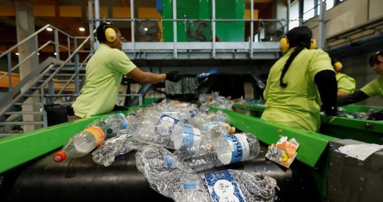 España se enfrenta a un reto ecológico: ¿qué pasará con la recogida de botellas de plástico?