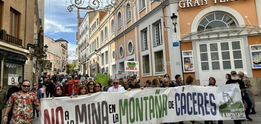 miles de personas se manifiestan en cáceres contra la mina de litio: un grito por la defensa del futuro