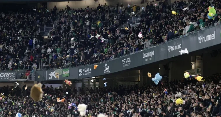 La lluvia de peluches del Betis: una tradición solidaria que marca la diferencia