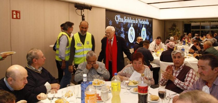 La tradicional cena de Nochebuena del padre Ángel: un acto de amor y esperanza en el Bernabéu