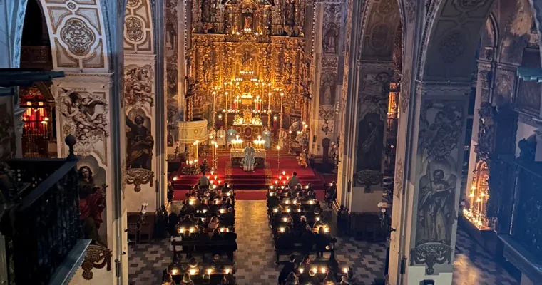 La magia de las misas rorate: un viaje espiritual tras la luz en la oscuridad