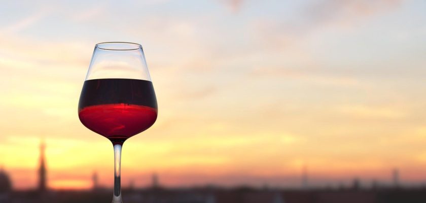 El vino tinto y el corazón: ¿un romance o una ilusión? Un análisis del último estudio sobre el consumo moderado de alcohol