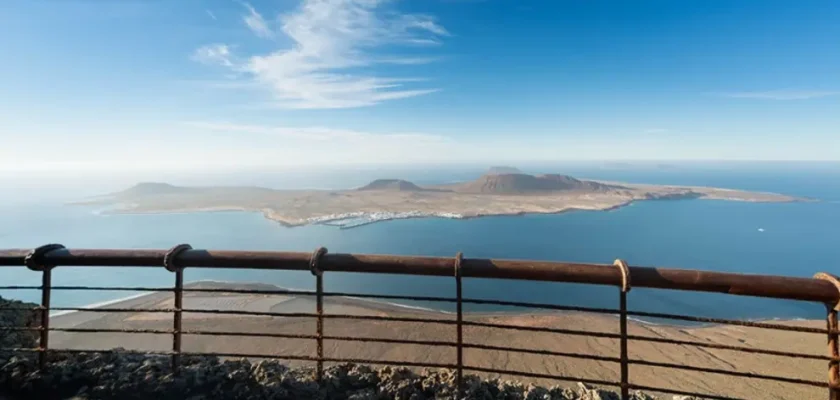 Lanzarote: Un viaje a través de paisajes volcánicos y arte con toques de César Manrique