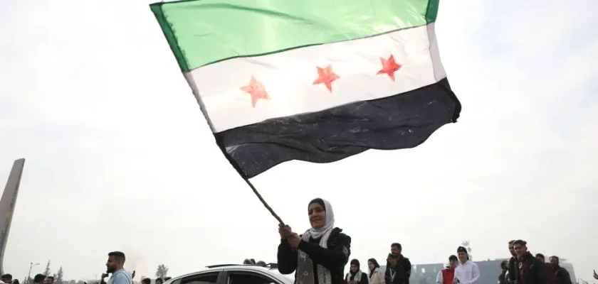 La caída del régimen de al-Asad: un nuevo amanecer para Siria y su bandera rebelde