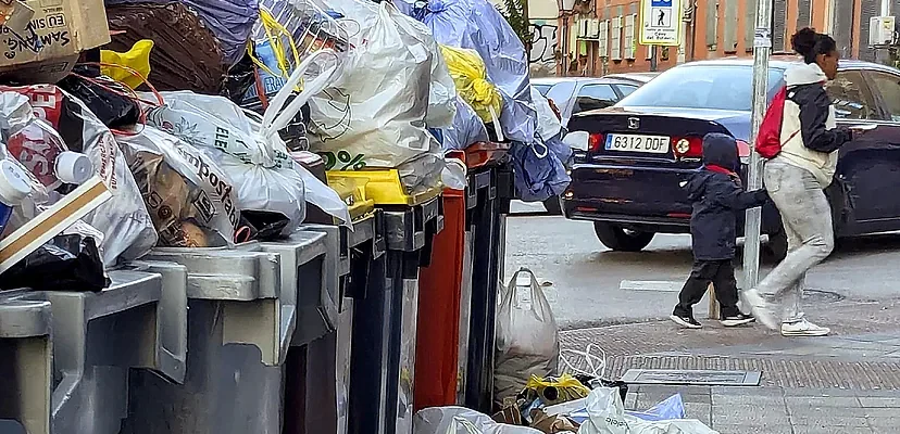 La lucha contra la suciedad en Puente de Vallecas: un problema que no cesa