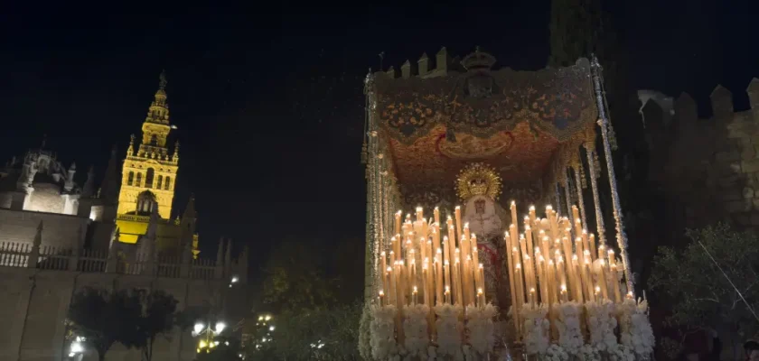 La magia de la convivencia: La 'magna' de Sevilla reúne a más de un millón de personas en un desfile épico