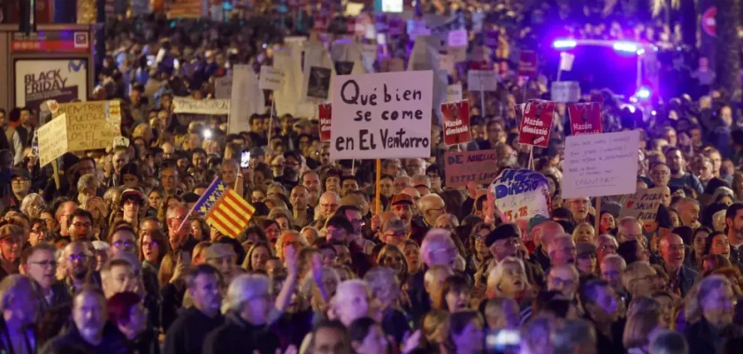 Masiva manifestación en Valencia: ¿qué significa la dimisión de carlos mazón para el futuro de la comunidad?