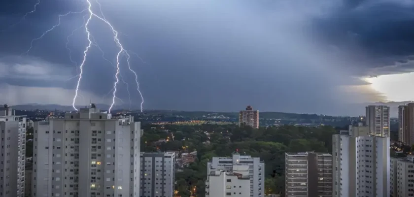 La guía definitiva para proteger tus dispositivos electrónicos de las tormentas eléctricas en España