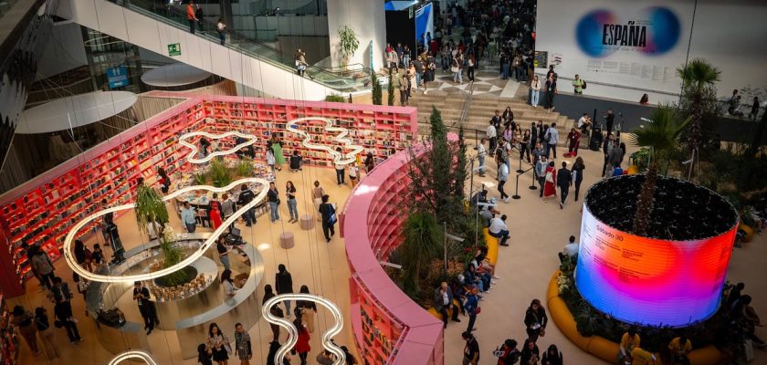 Irene Vallejo y la controversia rosa en la Feria Internacional del Libro de Guadalajara: ¿una nueva era literaria?