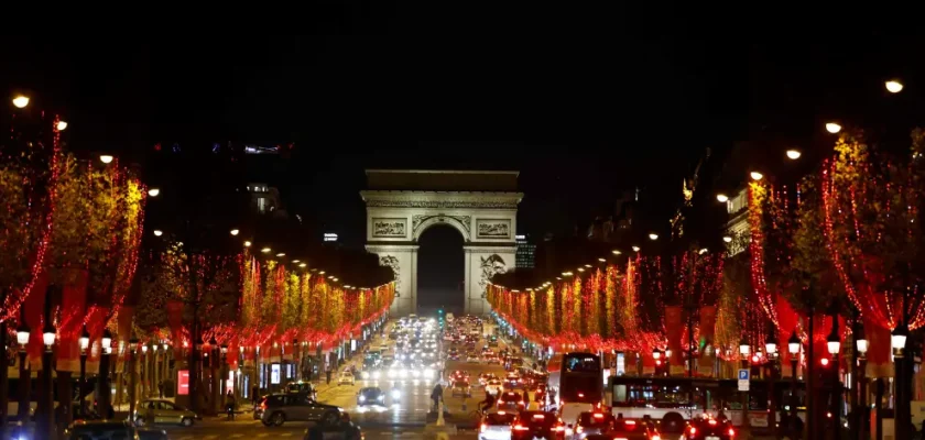 ¿Son las luces navideñas un peligro en la carretera? expertos alertan sobre los riesgos en España