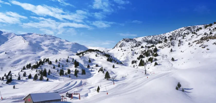 Escapadas navideñas en la nieve: la experiencia de esquiar en cerler al estilo de pedro sánchez