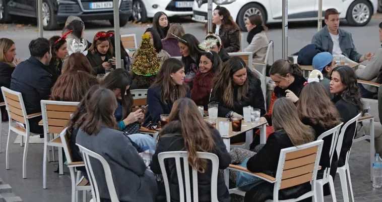 La revitalización de la hostelería en Sevilla: De las cenas navideñas al fenómeno del 'tardeo'