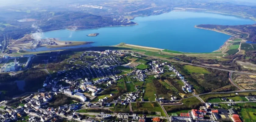 As Pontes: descubre la magia de la 'Villa de los Cien Ríos' y su asombroso lago artificial