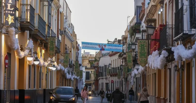 La mágica transformación de las calles sevillanas: un viaje de flores y tradiciones