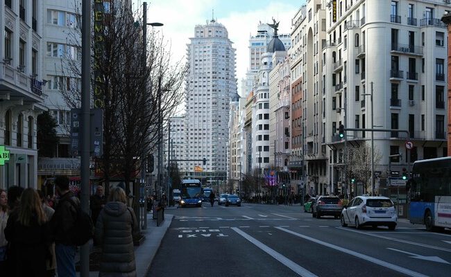 Madrid modifica restricciones de vehículos sin etiqueta DGT: ¿qué significa para la movilidad urbana?