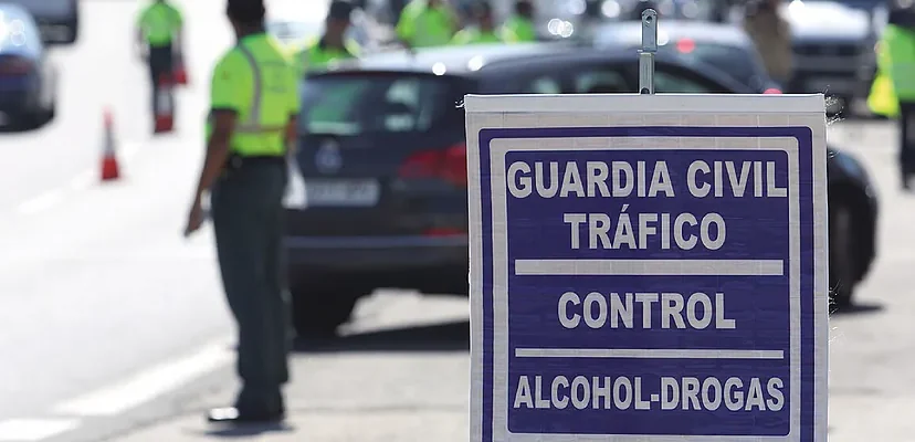 Vacaciones con responsabilidad: La DGT refuerza controles de alcoholemia y drogas en fiestas