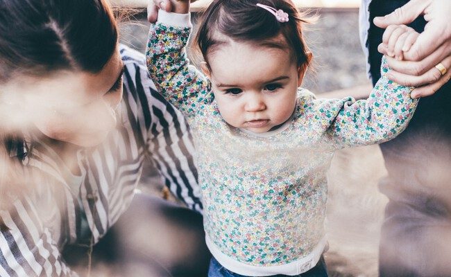 La dura realidad de la crianza en España: ¿Por qué tener hijos se ha convertido en un riesgo de pobreza?