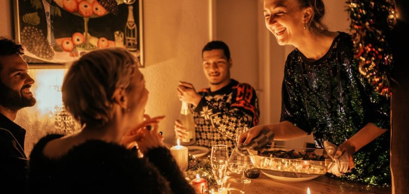 La delgada línea de la convivencia: cómo lidiar con el racismo en cenas entre amigos