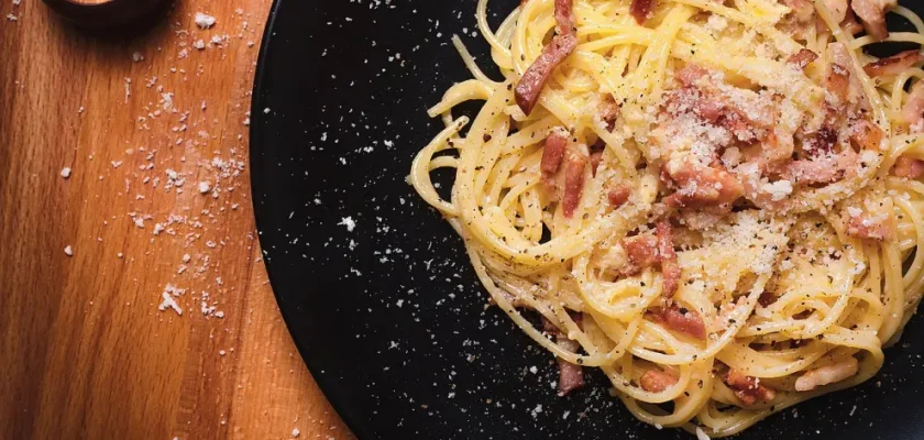 La verdadera historia de la pasta alla carbonara: secretos, anécdotas y la lucha contra las versiones traicioneras