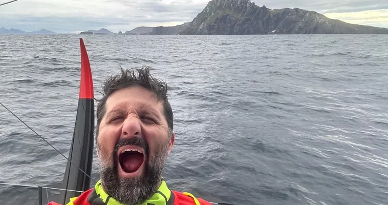 Charlie Dalin marca historia en la Vendée Globe: un emocionante paso por el cabo de Hornos