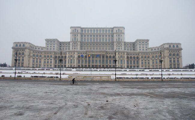 El colosal legado de ceaușescu: cómo la 'Casa del Pueblo' se convirtió en un ícono de megalomanía y turismo