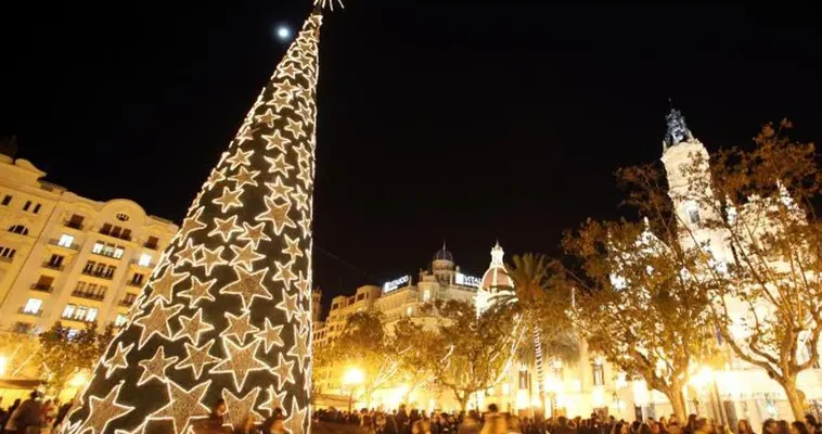 Valencia ilumina la solidaridad: el encendido navideño que une a la ciudad