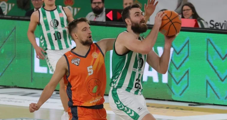 La emocionante batalla del baloncesto: Real Betis Baloncesto supera a CB Naturavia Morón en un choque inolvidable