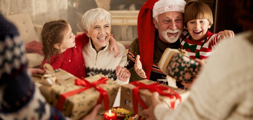 Regalos navideños para abuelos: 15 ideas que emocionan y destacan