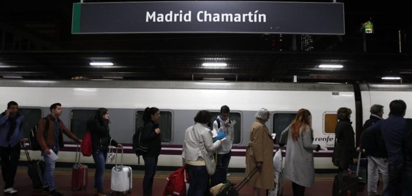 La rutina matutina en los trenes: el nuevo escenario post-pandemia que redefine el trabajo