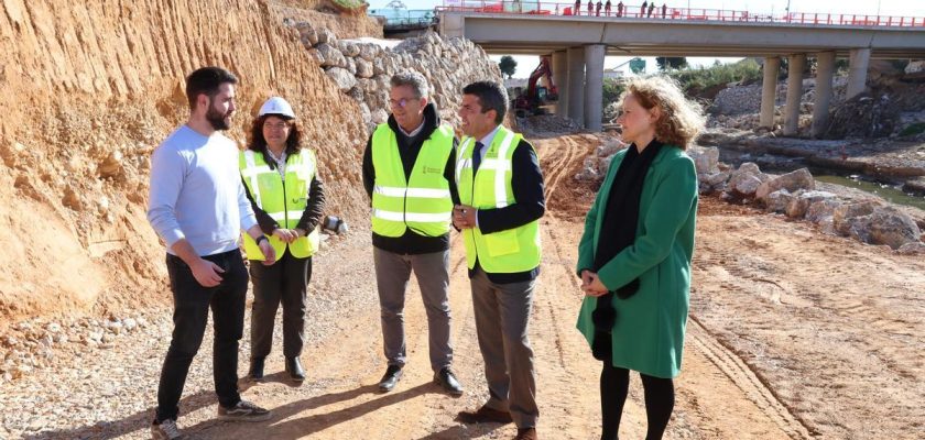 Carlos Mazón abucheado durante visita a obras tras inundaciones: un reflejo de la tensión política