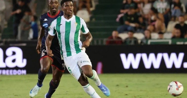 Marvel da un giro inesperado en su carrera: del central al lateral izquierdo en el Córdoba CF