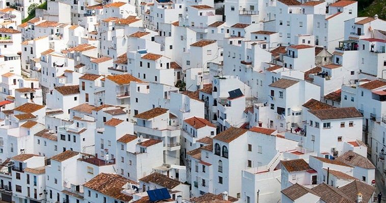 Casares en el horizonte: un vistazo al pueblo andaluz que busca el sello de 'Best Tourism Villages'